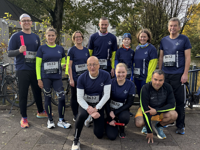 Gruppenfoto, alle tragen blaue "Himmelsstürmer"-Shirts