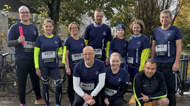 Gruppenfoto, alle tragen blaue „Himmelsstürmer“-Shirts