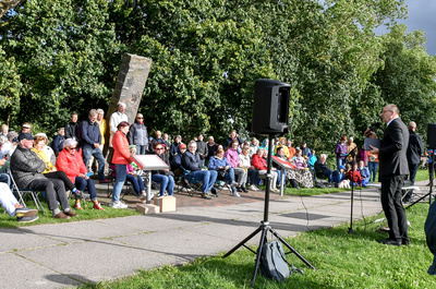 Bei der Skulptur „7. Schöpfungstag“ in Dangast eröffnete Bischof Thomas Adomeit  die ökumenische Andachtsreihe „Kirche am Deich“.