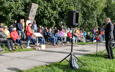 Bei der Skulptur „7. Schöpfungstag“ in Dangast eröffnete Bischof Thomas Adomeit  die ökumenische Andachtsreihe „Kirche am Deich“.