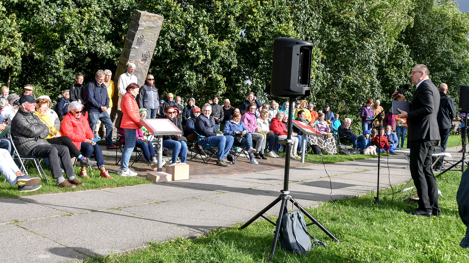 Bei der Skulptur „7. Schöpfungstag“ in Dangast eröffnete Bischof Thomas Adomeit die ökumenische Andachtsreihe „Kirche am Deich“.