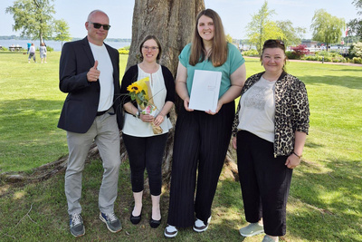 Stolz auf die Absolventinnen (von links nach rechts): RDS-Leiter Hans Dreesmann (Zwischenahn), Vanessa Ennen (Angestelltenlehrgang I), Jessica Jelschen (Angestelltenlehrgang II) und Sina von der Burg von der Abteilung Personal und Infrastruktur | Teamleitung Personal