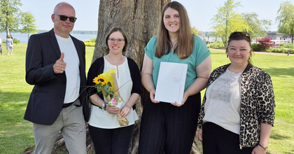 Stolz auf die Absolventinnen (von links nach rechts): RDS-Leiter Hans Dreesmann (Zwischenahn), Vanessa Ennen (Angestelltenlehrgang I), Jessica Jelschen (Angestelltenlehrgang II) und Sina von der Burg von der Abteilung Personal und Infrastruktur | Teamleitung Personal