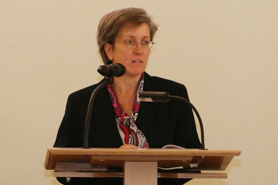 Vorsitzende des Finanzausschusses, Synodale Friederike Meyer, stellt ihren Bericht vor.