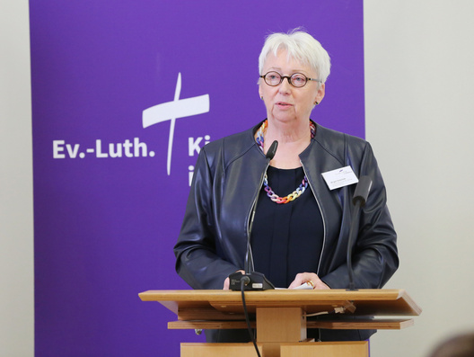 Auf diesem Bild sieht man die Synodale Birgit Osterloh bei ihrem Antrag zur Weiterentwicklung des Ev. Bildungshauses Rastede