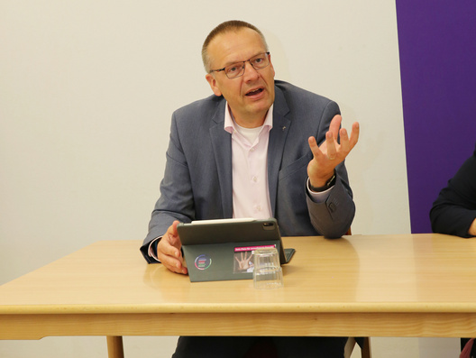Das Bild zeigt Bischof Thomas Adomeit bei der Abschluss-Pressekonferenz der 11. Tagung der 49. Synode