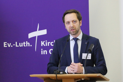 Oberkirchenrat Sebastian Groß berichtete zum Projekt zur Neustrukturierung der Verwaltung der Ev.-Luth. Kirche in Oldenburg.