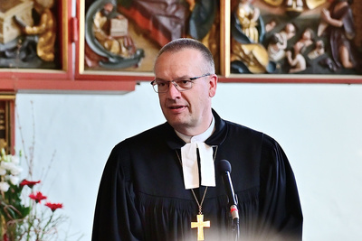 Bischof Thomas Adomeit während der Amtshandlung