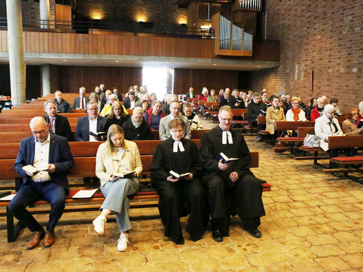 Dieses Foto zeigt die Gottesdienstbesucher*innen beim Gesang.