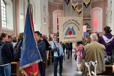 Viele Innungen nahmen am Gottesdienst mit ihren Fahnen teil.