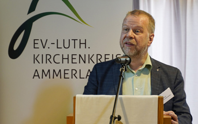 Kreispfarrer Dr. Urs-Ullrich Muther stellte den zeitlichen Fahrplan und die Arbeitsweise zu der geplanten Gebäudestrategie vor.