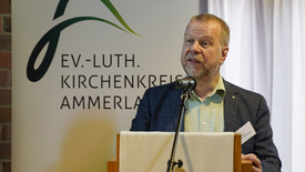 Kreispfarrer Dr. Urs-Ullrich Muther stellte den zeitlichen Fahrplan und die Arbeitsweise zu der geplanten Gebäudestrategie vor.