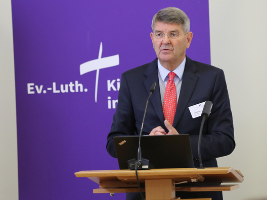 Dieses Bild zeigt Jost Richter bei seinem Antrag zur Weiterentwicklung des Ev. Bildungshauses Rastede.