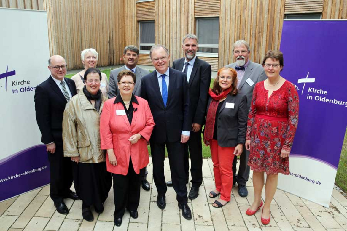 Ministerpräsident Stephan Weil besuchte die Synodentagung der oldenburgischen Kirche (von li. nach re.): Oberkirchenrat Detlef Mucks-Büker, Präsidiumsmitglied Birgit Osterloh, Oberkirchenrätin Annette-Christine Lenk, Synodenpräsidentin Sabine Blütch