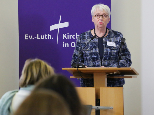 Die Synodale Birgit Osterloh steht am Rednerpult.