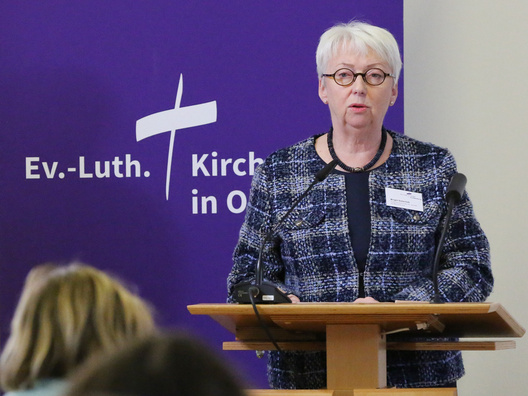 Die Synodale Birgit Osterloh steht am Rednerpult.