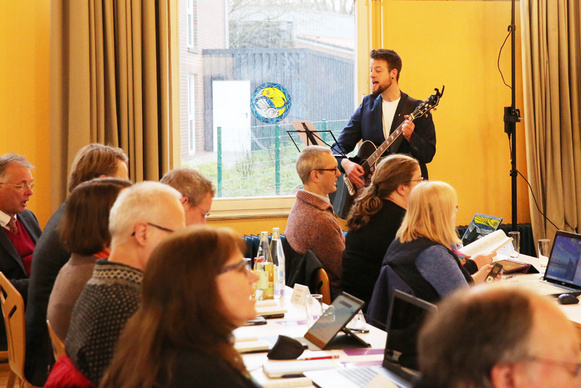 Der Synodale Sönke Carstens begleitete die Andacht musikalisch.