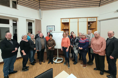 Pfarrgemeinderat mit Visitationsteam und Kirchenrat in Lindern präsentieren ihre Ergebnisse.
