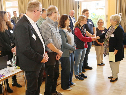 Die zu verpflichtenden Ersatzsynodale stehen in einer Reihe und werden von Synodenpräsidentin Sabine Blütchen verpflichtet.