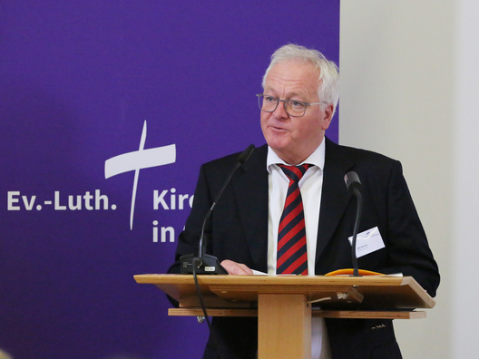 Oberkirchenrat Udo Heinen steht am Rednerpult.