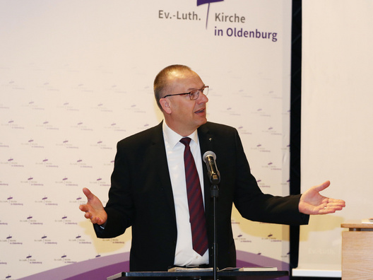 Bischof Adomeit steht am Rednerpult.