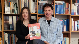 Marlis Schuldt und Jörg Möhlenkamp vom Designbüro Möhlenkamp & Schuldt in Bremen freuen sich über die Aus-zeichnung für die Gestaltung des Magazins „horizont e“ der Ev.-Luth. Kirche in Oldenburg.