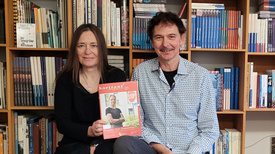 Marlis Schuldt und Jörg Möhlenkamp vom Designbüro Möhlenkamp & Schuldt in Bremen freuen sich über die Aus-zeichnung für die Gestaltung des Magazins „horizont e“ der Ev.-Luth. Kirche in Oldenburg.