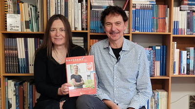 Marlis Schuldt und Jörg Möhlenkamp vom Designbüro Möhlenkamp & Schuldt in Bremen freuen sich über die Aus-zeichnung für die Gestaltung des Magazins „horizont e“ der Ev.-Luth. Kirche in Oldenburg.