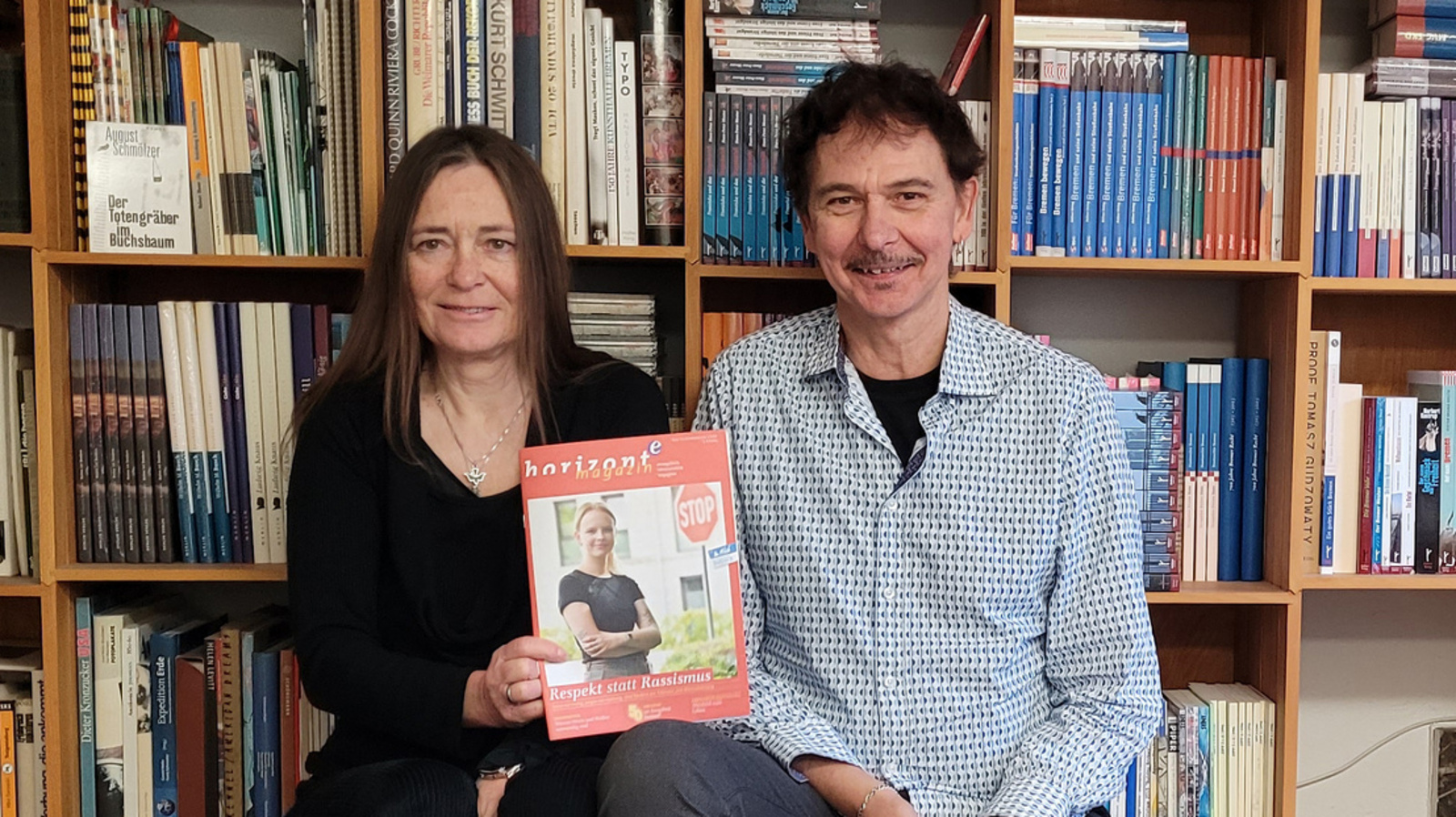 Marlis Schuldt und Jörg Möhlenkamp vom Designbüro Möhlenkamp & Schuldt in Bremen freuen sich über die Aus-zeichnung für die Gestaltung des Magazins „horizont e“ der Ev.-Luth. Kirche in Oldenburg.