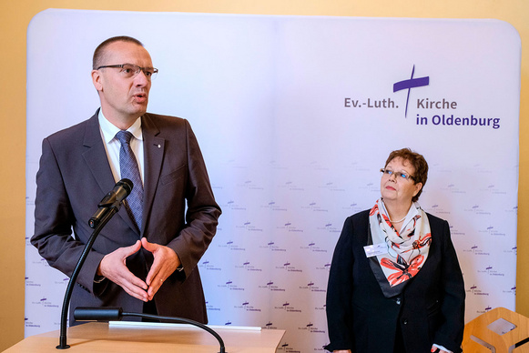 Oberkirchenrat Thomas Adomeit nimmt die Wahl zum Bischof an.