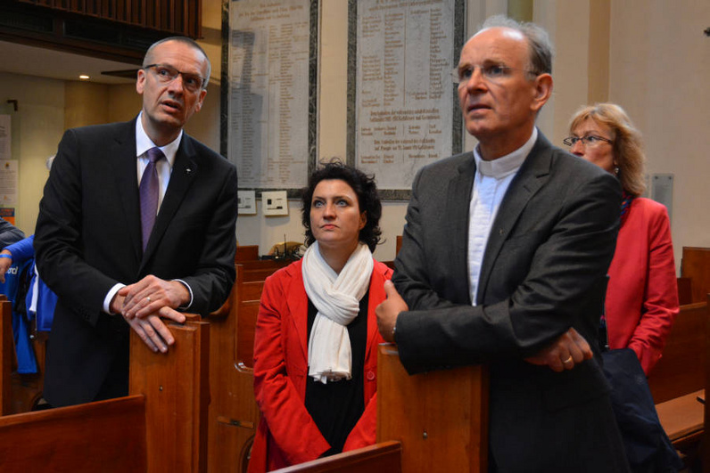 Über die Geschichte der Christus- und Garnisonkirche informiert Bischof Thomas Adomeit die niedersächsische Sozialministerin Dr. Carola Reimann und den hannoverschen Landesbischof Ralf Meister. Foto: Axel Biewer