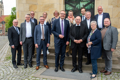 Am diesjährigen Oldenburgischen Ökumenischen Arbeitskreis nahmen teil (von links nach rechts): Oberkirchenrat Detlef Mucks-Büker; PD Prof. Dr. Marc Röbel; Pfarrer Torsten Nowak, Referent für Personalentwicklung; Dr. Markus Wonka; Stefanie Röhll, BMO-Referentin mit dem Schwerpunkt Ökumene; Dr. Aurica Jax, Referentin für Ökumene im Bischöflichen Generalvikariat Münster; Bischof Thomas Adomeit, Bischofsreferentin Pfarrerin Sabine Spieker-Lauhöfer; Bischof Dr. Felix Genn; Oberkirchenrat Sebastian Groß; Bischöflicher Offizial und Weihbischof Wilfried Theising; Synodenpräsidentin Sabine Blütchen; Oberkirchenrat Udo Heinen; Pfarrer Dr. Oliver Dürr aus Molbergen, Synodaler und Vorsitzender des Synodalausschusses für theologische und liturgische Fragen, Schöpfungsverantwortung, Mission und Ökumene.