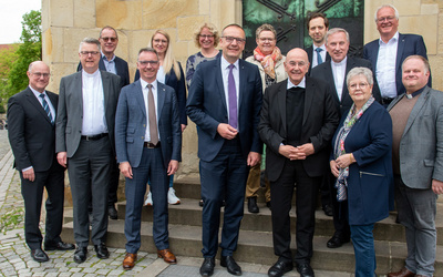 Am diesjährigen Oldenburgischen Ökumenischen Arbeitskreis nahmen teil (von links nach rechts): Oberkirchenrat Detlef Mucks-Büker; PD Prof. Dr. Marc Röbel; Pfarrer Torsten Nowak, Referent für Personalentwicklung; Dr. Markus Wonka; Stefanie Röhll, BMO-Referentin mit dem Schwerpunkt Ökumene; Dr. Aurica Jax, Referentin für Ökumene im Bischöflichen Generalvikariat Münster; Bischof Thomas Adomeit, Bischofsreferentin Pfarrerin Sabine Spieker-Lauhöfer; Bischof Dr. Felix Genn; Oberkirchenrat Sebastian Groß; Bischöflicher Offizial und Weihbischof Wilfried Theising; Synodenpräsidentin Sabine Blütchen; Oberkirchenrat Udo Heinen; Pfarrer Dr. Oliver Dürr aus Molbergen, Synodaler und Vorsitzender des Synodalausschusses für theologische und liturgische Fragen, Schöpfungsverantwortung, Mission und Ökumene.