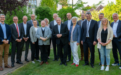 Sie trafen sich zu ökumenischen Gesprächen in Vechta (von links): Prof. Dr. Christian Stoll, Dr. Markus Wonka, Leiter der BMO-Abteilung Seelsorge & Seelsorge Personal; Domkapitular Dr. Klaus Winterkamp, Ständiger Vertreter des Diözesanadministrators; Pfarrer Dr. Stefan Welz, im Oberkirchenrat verantwortlich für Theologische Grundsatzarbeit; Bischofsreferentin Pfarrerin Sabine Spieker-Lauhöfer; Pfarrer Dr. Oliver Dürr, Vorsitzender des Synodalausschusses für theologische und liturgische Fragen, Schöpfungsverantwortung, Mission und Ökumene; Dr. Aurica Jax, Referentin für Ökumene im Bischöflichen Generalvikariat Münster; Diözesanadministrator Dr. Antonius Hamers; Weihbischof Wilfried Theising; Bischof Thomas Adomeit; Oberkirchenrätin Gudrun Mawick; Johannes W. Vutz, im BMO Referatsleiter für Kirchenentwicklung; Oberkirchenrat Lars Dede, PD Pfarrer Dr. Marc Röbel; Stefanie Röhll, BMO-Referentin mit dem Schwerpunkt Ökumene; und Oberkirchenrat Udo Heinen.