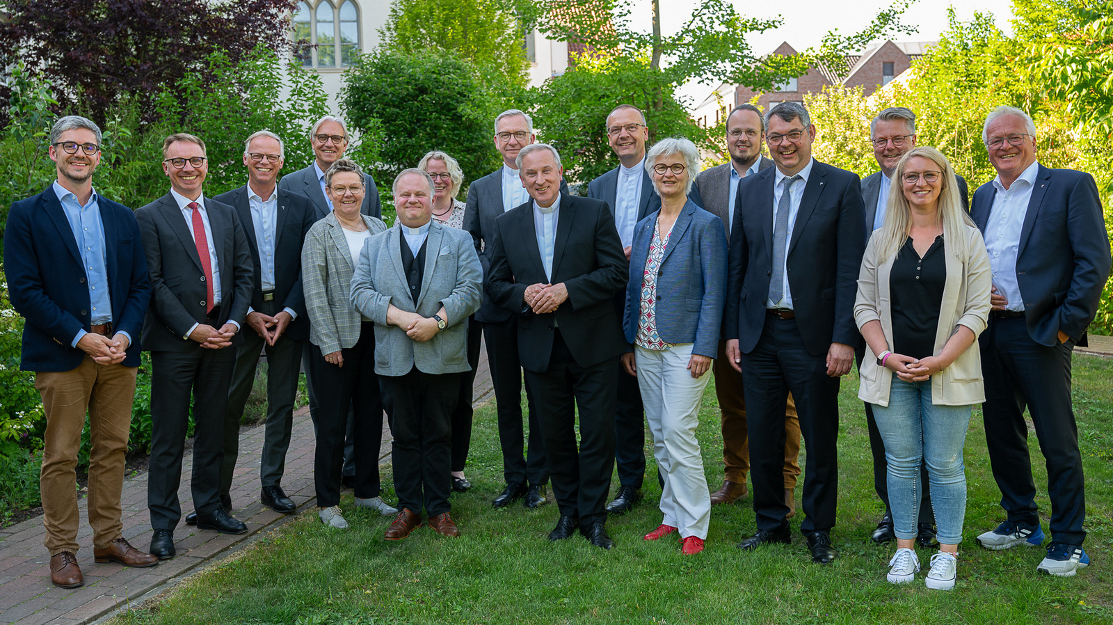Sie trafen sich zu ökumenischen Gesprächen in Vechta (von links): Prof. Dr. Christian Stoll, Dr. Markus Wonka, Leiter der BMO-Abteilung Seelsorge & Seelsorge Personal; Domkapitular Dr. Klaus Winterkamp, Ständiger Vertreter des Diözesanadministrators; Pfarrer Dr. Stefan Welz, im Oberkirchenrat verantwortlich für Theologische Grundsatzarbeit; Bischofsreferentin Pfarrerin Sabine Spieker-Lauhöfer; Pfarrer Dr. Oliver Dürr, Vorsitzender des Synodalausschusses für theologische und liturgische Fragen, Schöpfungsverantwortung, Mission und Ökumene; Dr. Aurica Jax, Referentin für Ökumene im Bischöflichen Generalvikariat Münster; Diözesanadministrator Dr. Antonius Hamers; Weihbischof Wilfried Theising; Bischof Thomas Adomeit; Oberkirchenrätin Gudrun Mawick; Johannes W. Vutz, im BMO Referatsleiter für Kirchenentwicklung; Oberkirchenrat Lars Dede, PD Pfarrer Dr. Marc Röbel; Stefanie Röhll, BMO-Referentin mit dem Schwerpunkt Ökumene; und Oberkirchenrat Udo Heinen.