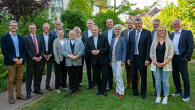 Sie trafen sich zu ökumenischen Gesprächen in Vechta (von links): Prof. Dr. Christian Stoll, Dr. Markus Wonka, Leiter der BMO-Abteilung Seelsorge & Seelsorge Personal; Domkapitular Dr. Klaus Winterkamp, Ständiger Vertreter des Diözesanadministrators; Pfarrer Dr. Stefan Welz, im Oberkirchenrat verantwortlich für Theologische Grundsatzarbeit; Bischofsreferentin Pfarrerin Sabine Spieker-Lauhöfer; Pfarrer Dr. Oliver Dürr, Vorsitzender des Synodalausschusses für theologische und liturgische Fragen, Schöpfungsverantwortung, Mission und Ökumene; Dr. Aurica Jax, Referentin für Ökumene im Bischöflichen Generalvikariat Münster; Diözesanadministrator Dr. Antonius Hamers; Weihbischof Wilfried Theising; Bischof Thomas Adomeit; Oberkirchenrätin Gudrun Mawick; Johannes W. Vutz, im BMO Referatsleiter für Kirchenentwicklung; Oberkirchenrat Lars Dede, PD Pfarrer Dr. Marc Röbel; Stefanie Röhll, BMO-Referentin mit dem Schwerpunkt Ökumene; und Oberkirchenrat Udo Heinen.