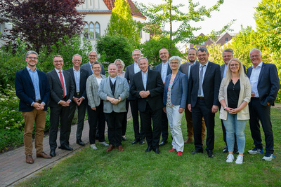 Sie trafen sich zu ökumenischen Gesprächen in Vechta (von links): Prof. Dr. Christian Stoll, Dr. Markus Wonka, Leiter der BMO-Abteilung Seelsorge & Seelsorge Personal; Domkapitular Dr. Klaus Winterkamp, Ständiger Vertreter des Diözesanadministrators; Pfarrer Dr. Stefan Welz, im Oberkirchenrat verantwortlich für Theologische Grundsatzarbeit; Bischofsreferentin Pfarrerin Sabine Spieker-Lauhöfer; Pfarrer Dr. Oliver Dürr, Vorsitzender des Synodalausschusses für theologische und liturgische Fragen, Schöpfungsverantwortung, Mission und Ökumene; Dr. Aurica Jax, Referentin für Ökumene im Bischöflichen Generalvikariat Münster; Diözesanadministrator Dr. Antonius Hamers; Weihbischof Wilfried Theising; Bischof Thomas Adomeit; Oberkirchenrätin Gudrun Mawick; Johannes W. Vutz, im BMO Referatsleiter für Kirchenentwicklung; Oberkirchenrat Lars Dede, PD Pfarrer Dr. Marc Röbel; Stefanie Röhll, BMO-Referentin mit dem Schwerpunkt Ökumene; und Oberkirchenrat Udo Heinen.