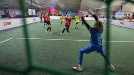 "Vor Gott treten wir alle gegen den gleichen Ball". 350 Konfis waren am 7. Februar beim niedersächsischen Konfi-Cup in Hannover dabei.