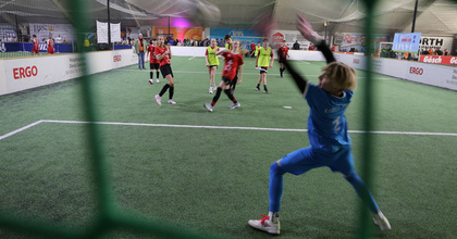 "Vor Gott treten wir alle gegen den gleichen Ball". 350 Konfis waren am 7. Februar beim niedersächsischen Konfi-Cup in Hannover dabei.