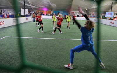 "Vor Gott treten wir alle gegen den gleichen Ball". 350 Konfis waren am 7. Februar beim niedersächsischen Konfi-Cup in Hannover dabei.