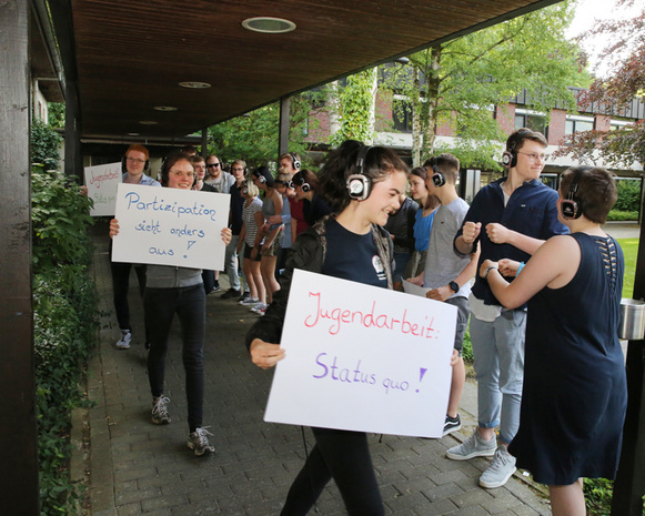 ...mit Plakaten gegen Kürzungen im Arbeitsfeld der ejo