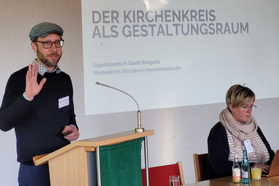 Superintendent David Bongartz bei seinem Vortrag mit Protokollantin Karin Rudolph