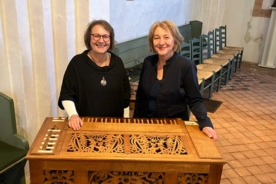 Pfarrerin Dorothea Herbst (links) und Kantorin Karin Gastell (rechts) bieten mit einem musikalischen Zweig in der Kirchengemeinde Westerstede ein völlig neues Konfi-Modell an.