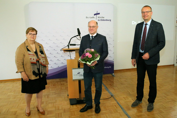 Synodenpräsidentin Sabine Blütchen, der wiedergewählte Oberkirchenrat Detlef Mucks-Büker und Bischof Thomas Adomeit. 