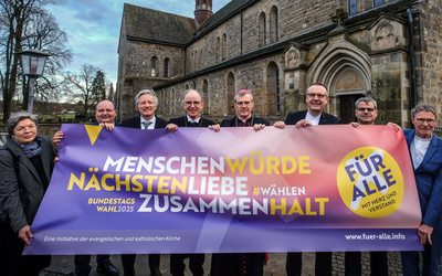 Kirche fuer Demokratie Eröffnung der Kampagne zur Bundestagswahl 2025 durch die niedersächsischen Kirchen im Kloster Loccum (von links nach rechts): Oberlandeskirchenrätin Kerstin Gäfgen-Track (Hannover), Diözesanrat Christian Heimann (Hildesheim), Matthias Kannengießer (Landessynode der hannoverschen Kirche), Landesbischof Ralf Meister (Hannover), Bischof Heiner Wilmer (Hildesheim), Bischof Thomas Adomeit (Oldenburg), Landesbischof Oliver Schuegraf (Schaumburg-Lippe) und Oberlandeskirchenrat Thomas Hofer (Braunschweig).