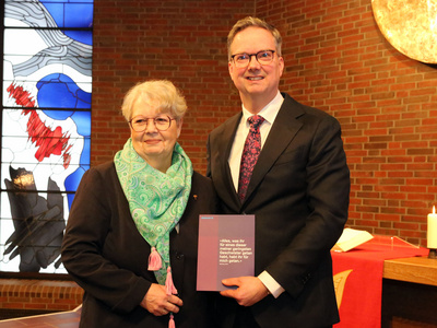 Als Dank überreichte Pfarrer Dr. Friedrich Ley, Theologischer Vorstand des Diakonischen Werks der Evangelisch-Lutherischen Kirche in Oldenburg, das Kronenkreuz der Diakonie in Gold an Sabine Blütchen.