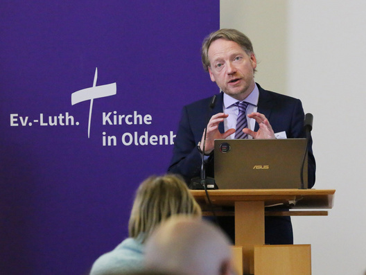 Pfarrer Nico Szameitat steht am Rednerpult.