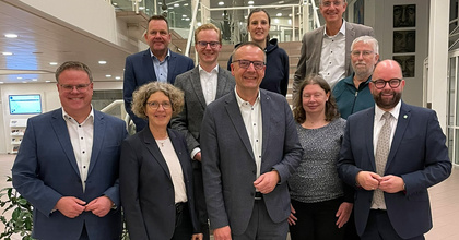 Von links nach rechts: Landrat Tobias Gerdesmeyer (Landkreis Vechta), Kreispfarrerin Martina Wittkowski (Kirchenkreis Oldenburger Münsterland), Thomas Zellner (Kreiskirchenrat Oldenburger Münsterland), Pfarrer Johannes Rohlfing (Kreiskirchenrat Oldenburger Münsterland), Bischof Thomas Adomeit (Vorsitz Visitation), Mareike Kuhlmann (Kreiskirchenrat Oldenburger Münsterland), Pfarrerin Natascha Faull (Visitations-Team), Pfarrer Dr. Stefan Welz (Bischofsbüro, Visitations-Team), Jürgen Trojahn (Kreiskirchenrat Oldenburger Münsterland), Landrat Johann Wimberg (Landkreis Cloppenburg).