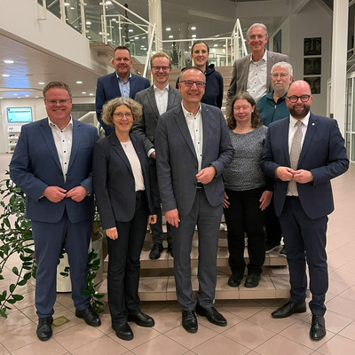 Von links nach rechts: Landrat Tobias Gerdesmeyer (Landkreis Vechta), Kreispfarrerin Martina Wittkowski (Kirchenkreis Oldenburger Münsterland), Thomas Zellner (Kreiskirchenrat Oldenburger Münsterland), Pfarrer Johannes Rohlfing (Kreiskirchenrat Oldenburger Münsterland), Bischof Thomas Adomeit (Vorsitz Visitation), Mareike Kuhlmann (Kreiskirchenrat Oldenburger Münsterland), Pfarrerin Natascha Faull (Visitations-Team), Pfarrer Dr. Stefan Welz (Bischofsbüro, Visitations-Team), Jürgen Trojahn (Kreiskirchenrat Oldenburger Münsterland), Landrat Johann Wimberg (Landkreis Cloppenburg).