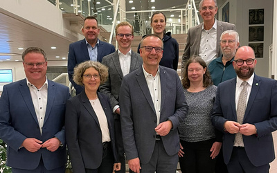 Von links nach rechts: Landrat Tobias Gerdesmeyer (Landkreis Vechta), Kreispfarrerin Martina Wittkowski (Kirchenkreis Oldenburger Münsterland), Thomas Zellner (Kreiskirchenrat Oldenburger Münsterland), Pfarrer Johannes Rohlfing (Kreiskirchenrat Oldenburger Münsterland), Bischof Thomas Adomeit (Vorsitz Visitation), Mareike Kuhlmann (Kreiskirchenrat Oldenburger Münsterland), Pfarrerin Natascha Faull (Visitations-Team), Pfarrer Dr. Stefan Welz (Bischofsbüro, Visitations-Team), Jürgen Trojahn (Kreiskirchenrat Oldenburger Münsterland), Landrat Johann Wimberg (Landkreis Cloppenburg).